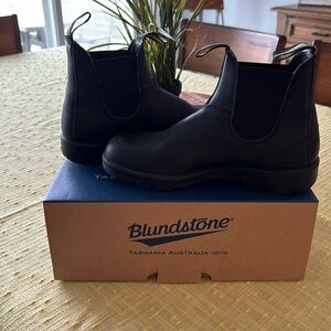 Women’s Blundstone Chelsea Classic Boots, Black size 10 (USA) or size 7 (AUS/UK)